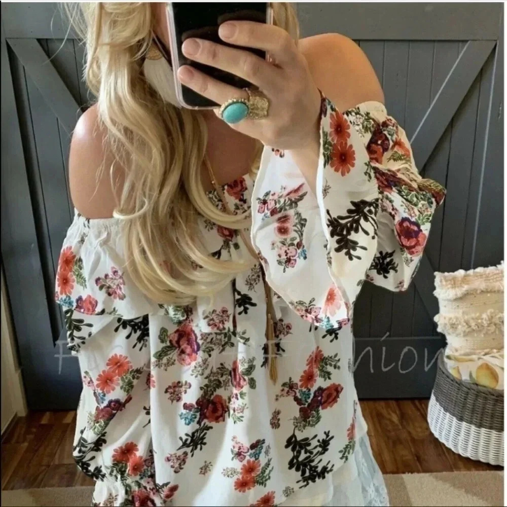Floral Off-the-shoulder Top - Picture 2 of 13